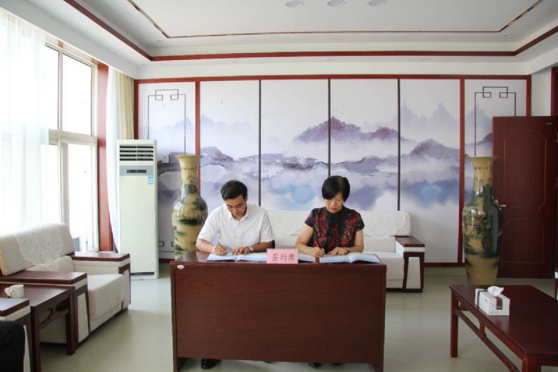 校企聯(lián)袂，共筑教育——“龍港·育秀園”又一教育教學獎勵基金簽約儀式圓滿完成！